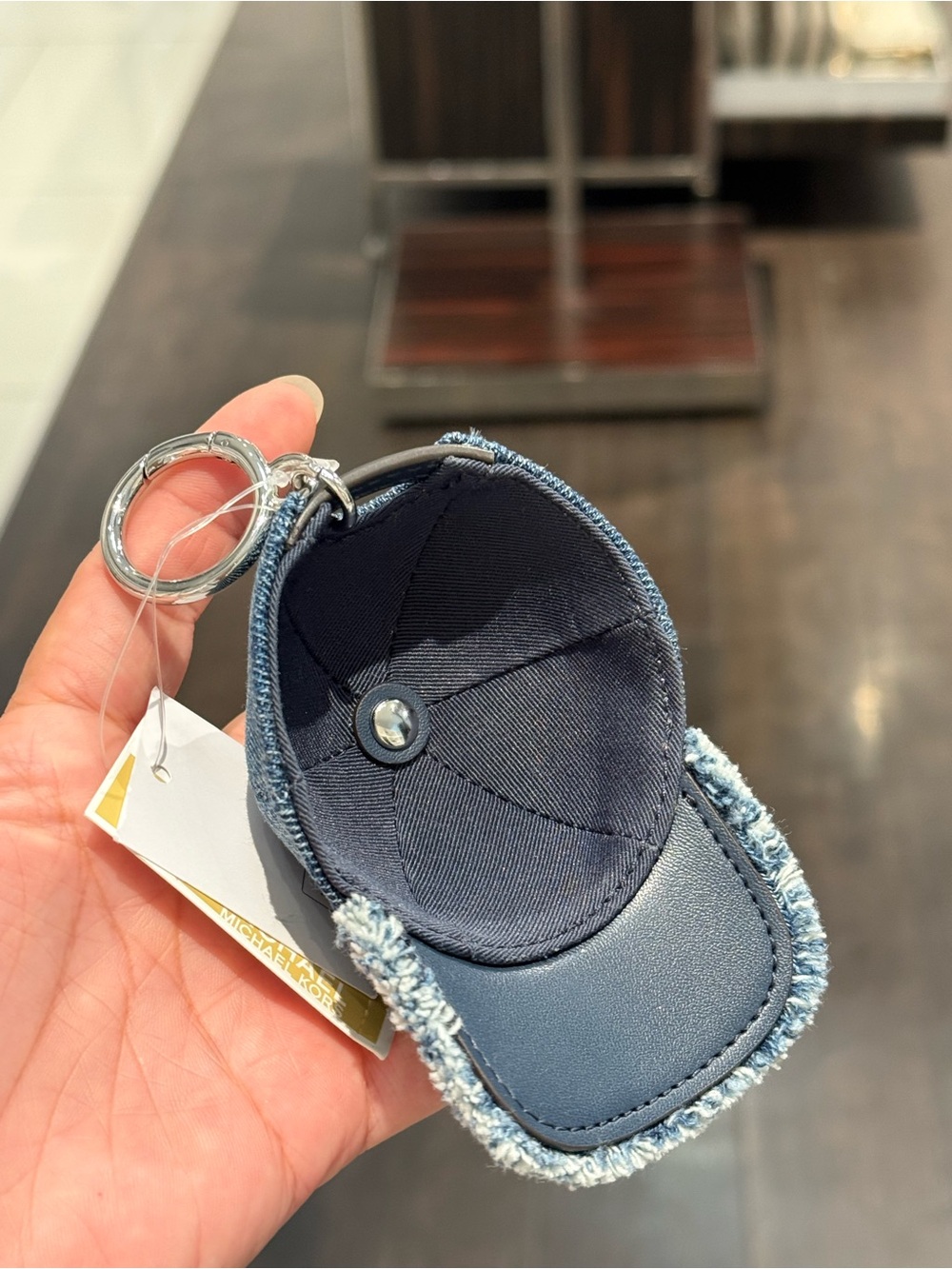 MICHAEL KORS Colgante para bolso de gorra de béisbol en denim - Picture 4 of 6